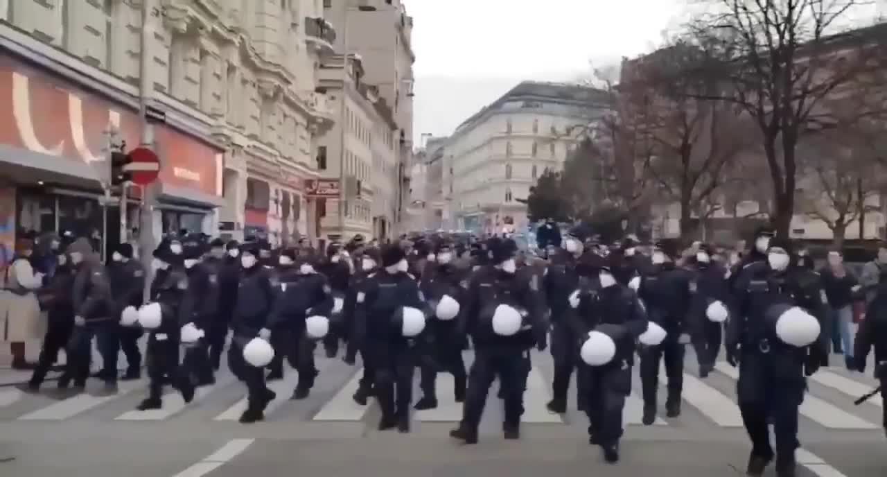 VIENNE, EN AUTRICHE, LA POLICE TOMBE LES CASQUES ET MARCHE A L'UNISSON AVEC LA FOULE !!!