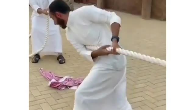 TWO ARABIC PEOPLE TRY THE MINES VS THE TIGER