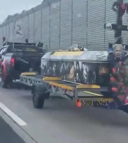 Περιφέρουν το “φέρετρο” του Μπάιντεν στη Ρωσία