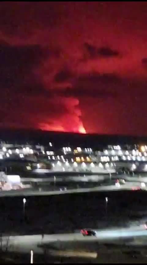 Eye witness footage of the volcano eruption in Grindavik, Iceland