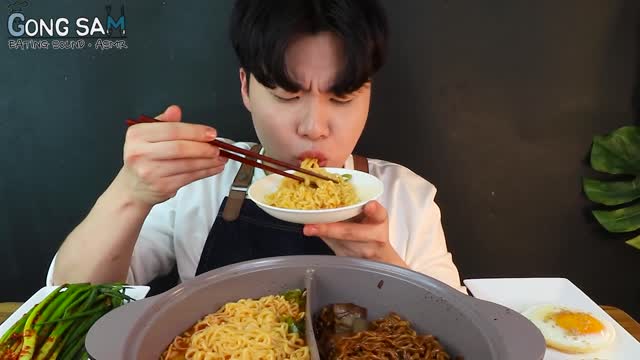 ASMR MUKBANG NOODLES DE HARICOTS NOIRS, ramen épicé, kimchi vert, œuf au plat, manger