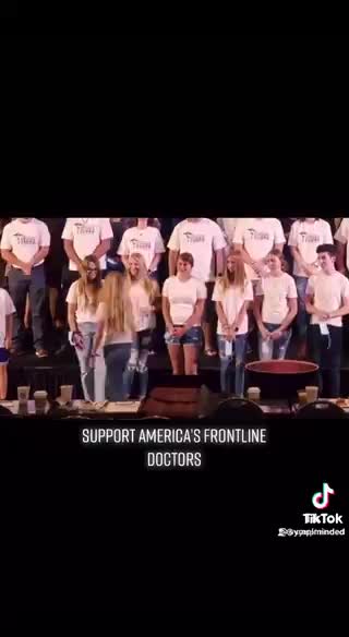 Padres y niños americanos quemando mascarillas