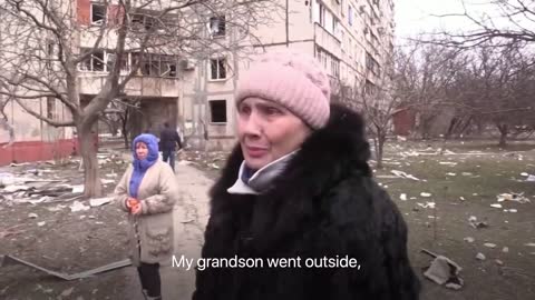 Ukrainians evacuate Mariupol after Russian airstrikes