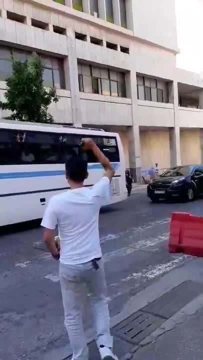 ΜΕ ΧΕΙΡΟΠΕΔΕΣ ΠΑΝΕ ΤΟΥΣ ΥΓΕΙΟΝΟΜΙΚΟΥΣ ΑΠΟ ΤΗΝ ΓΑΔΑ ΣΤΑ ΔΙΚΑΣΤΗΡΙΑ ΕΥΕΛΠΙΔΩΝ-