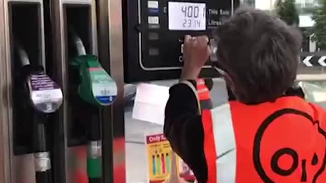 Just Stop Oil eco-mob blockade central London petrol stations, smashing up petrol pumps.