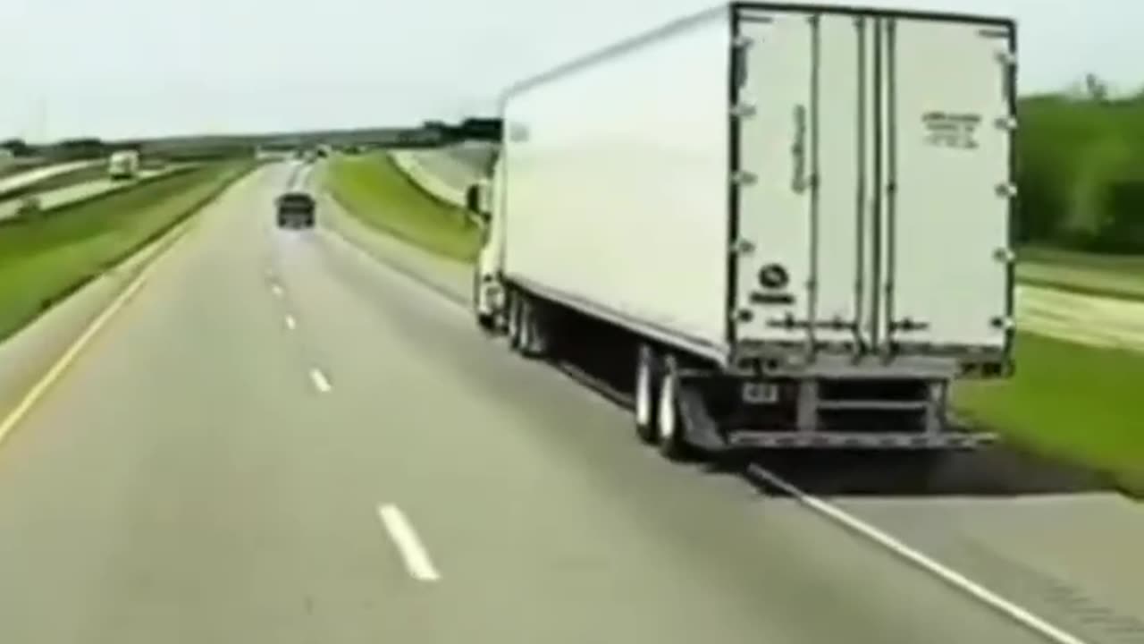 Semi Truck FAIL😱