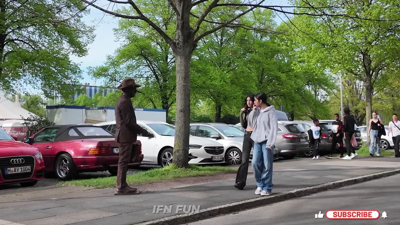 I got some cool reactions on the beach. new Statue Prank