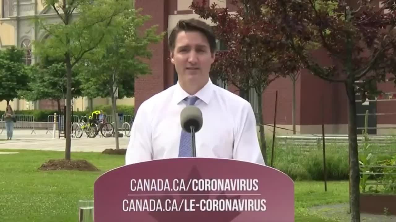 "YOU'RE A TRAITOR TO CANADA!" Justin Trudeau Heckled At Press Conference