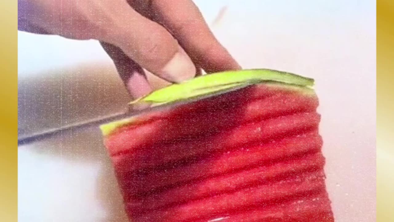 The correct wayto cut watermelon