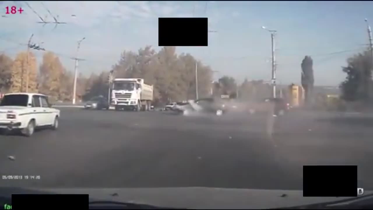 SO DANGEROUS!!! TRUCK CRASH COMPILATION WITN NO LIGHT/SMALL TRUCKS | 18+