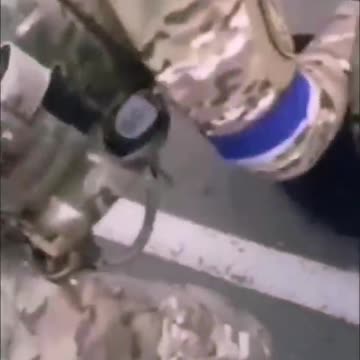 Ukrajinská armáda rozbíjí auta a mlátí civilisty v okolí Kyjeva, odkud se stáhla ruská armáda