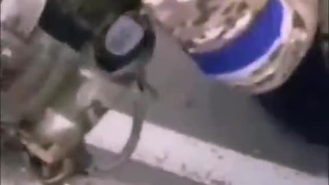 Ukrajinská armáda rozbíjí auta a mlátí civilisty v okolí Kyjeva, odkud se stáhla ruská armáda