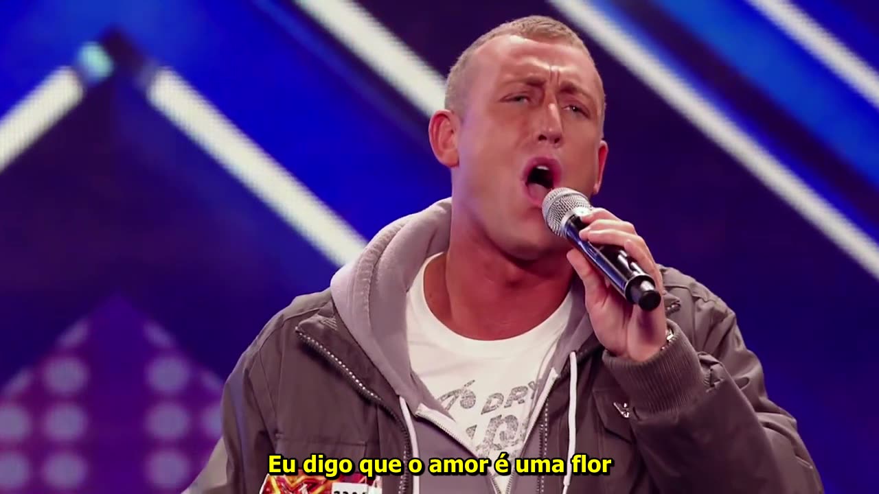 Ele entrou tremendo no palco, cantou uma música para seu falecido avô e fez uma Emocionante Audição