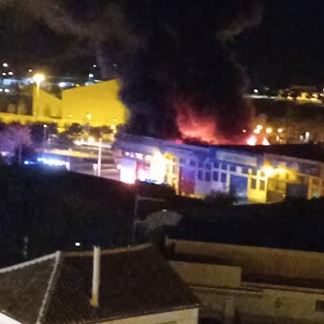 Gran incendio en una fábrica.
