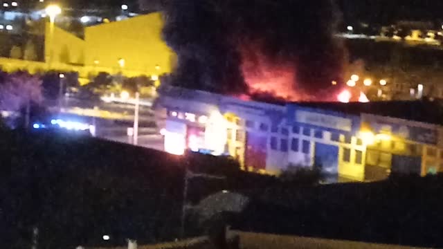 Gran incendio en una fábrica.