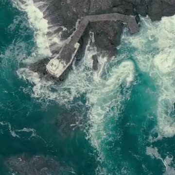 Waves Hitting The Rocks #shorts #viralvideo #waves #peaceful #nature #naturelovers #sea #ocean