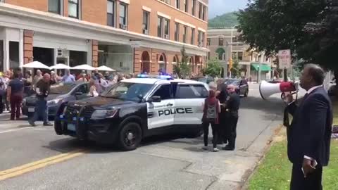 Elizabeth Warren supporter shoves challenger at rally