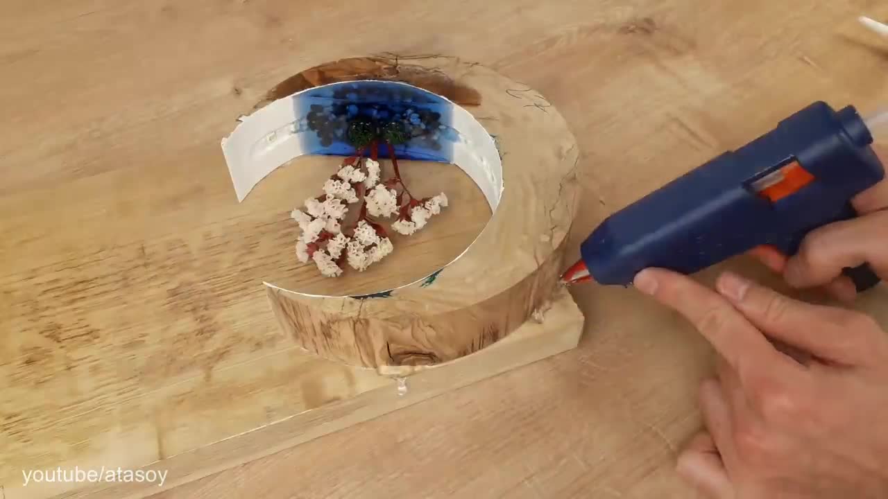 How to Make A Flowering Crescent Shaped Epoxy Resin Lamp