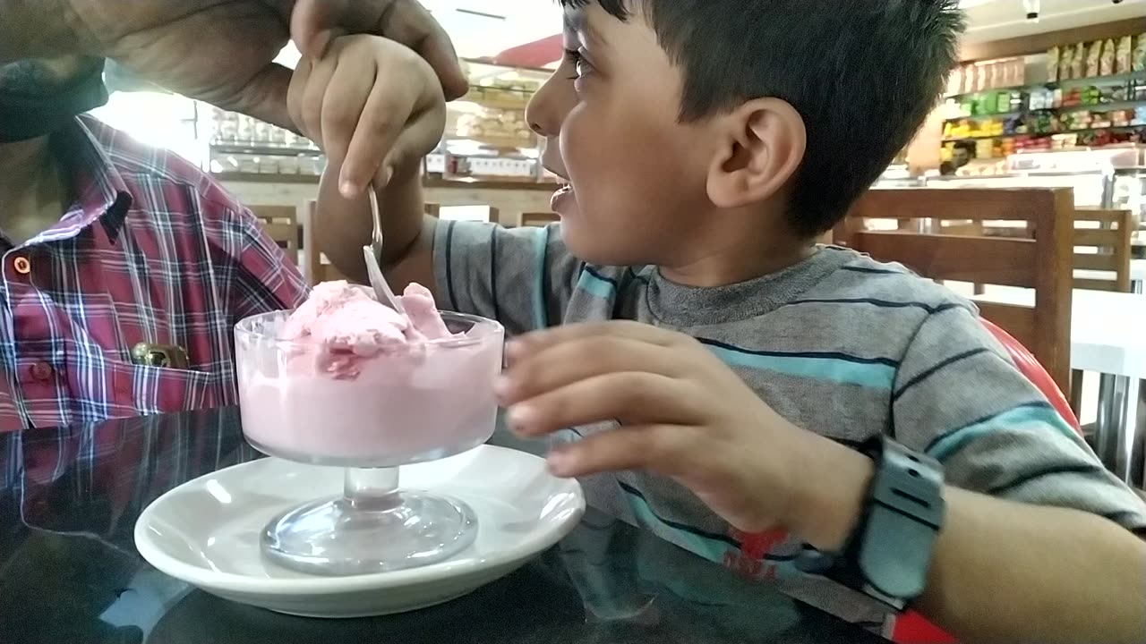 kids eating ice cream