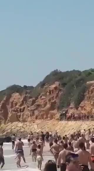 ΕΚΑΝΑΝ ΤΟ ΜΠΑΝΑΚΙ ΤΟΥΣ Κ ΣΚΑΣΑΝ ΕΠΕΝΔΥΤΕΣ.