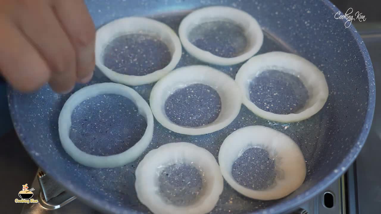 If you have Onions and Eggs at home ! Let's make this snack! It's so Delicious and Easy