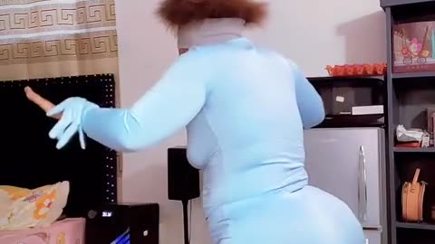 She's so thick look at that meat behind her...