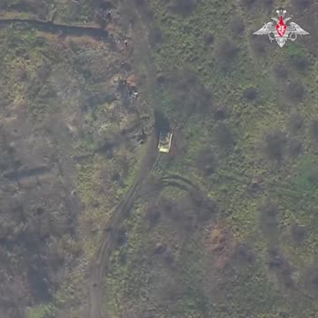 Úder ruského dronu Lancet na ukrajinský tank u Kleščejevky