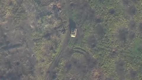 Úder ruského dronu Lancet na ukrajinský tank u Kleščejevky