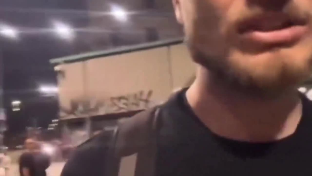 Youtuber connects from Milan for a live broadcast and is surrounded and beaten