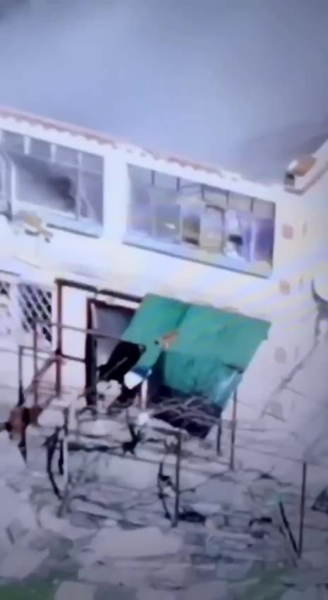 🇺🇦💥 The very powerful Ukrainian FPV drone destroy a two-story house like a