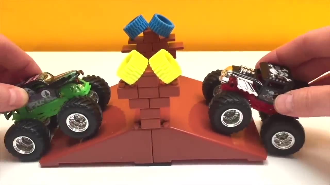 MONSTER JAM | GRAVE DIGGER | HOT WHEELS MONSTER TRUCKS | SMASH & CRASH | HEAD TO HEAD | FREESTYLE