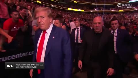 Donald Trump receives thunderous applause at UFC 302 🇺🇸