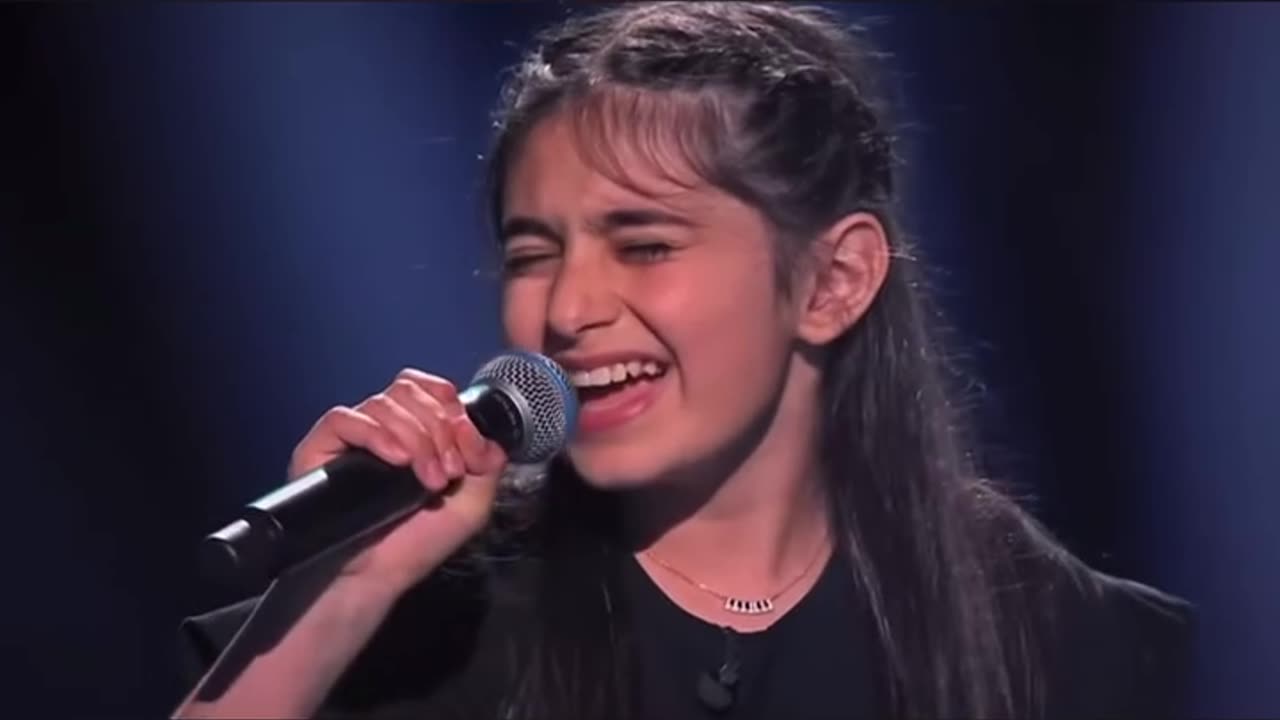 Amazing voice girl singing