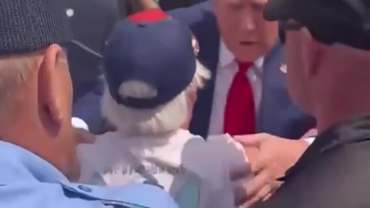 Trump Leaves the Bulletproof Glass to Assist an Elderly Woman Who Fainted at His Michigan Rally