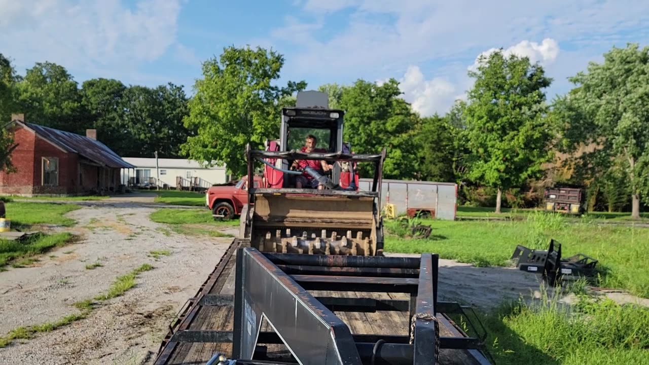 BRINGING BACK THE RENTED TRAILER AND UNLOADING THE TRACKLOADER