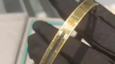 What a heavy gold bracelet