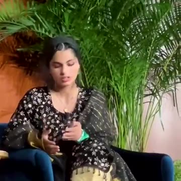 Visi pallidi Ascoltate sta zoccola ...