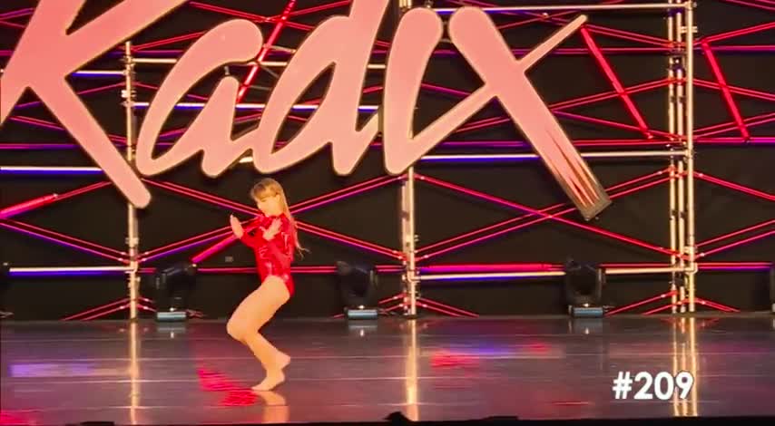 ¡Bailarina de 11 años es una mini Britney Spears!