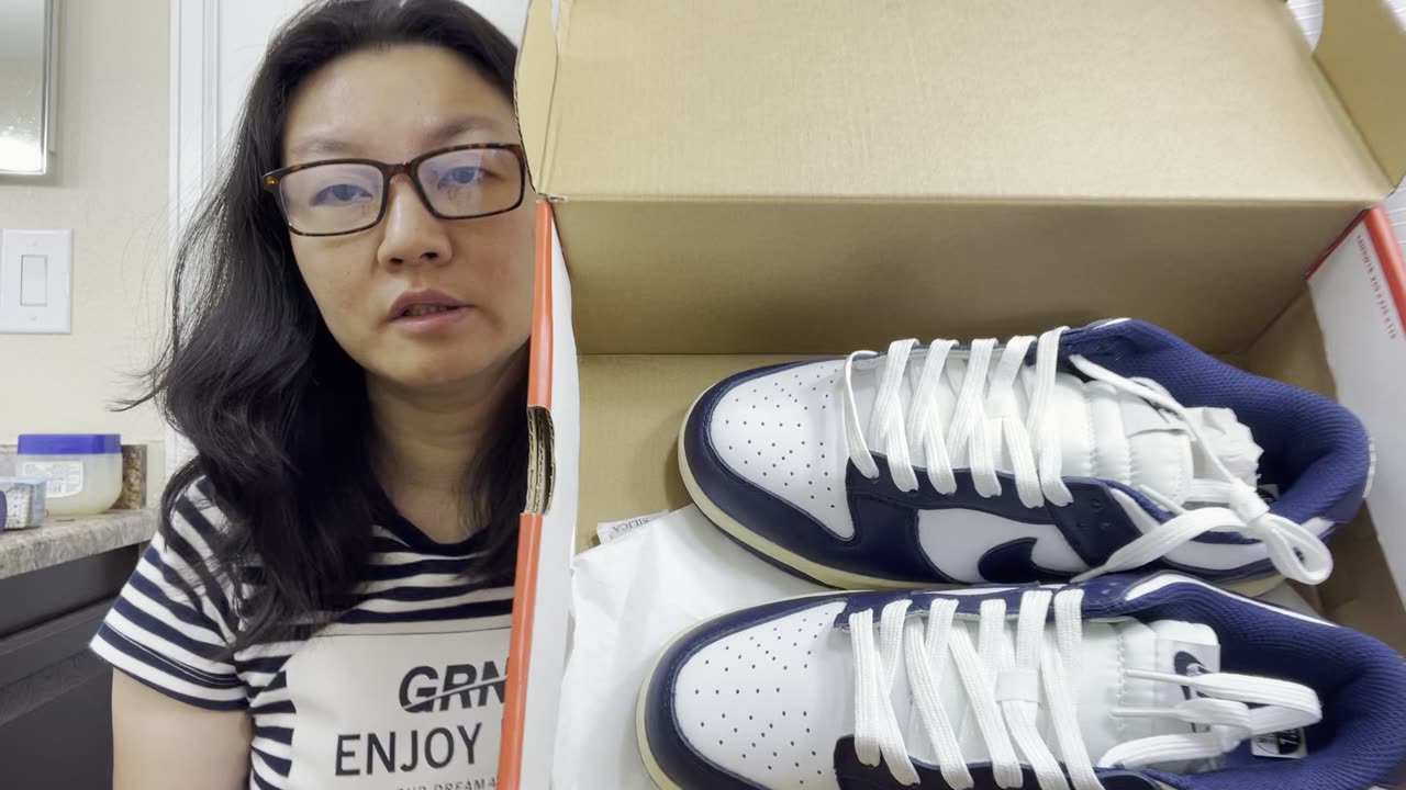 This is a pair FAKE Nike dunk white midnight navy shoes