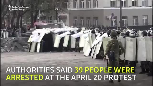 Russian Police Use Violence To Break Up Anti-Lockdown Protesters