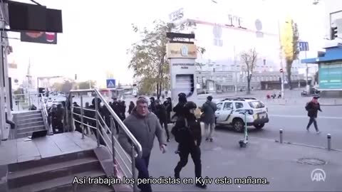 Así trabajan los periodistas en Kyiv esta mañana.