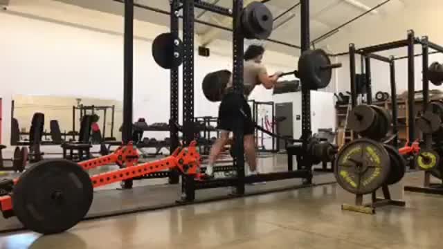 Lifting heavy weight is not easy to everyone. Watch!