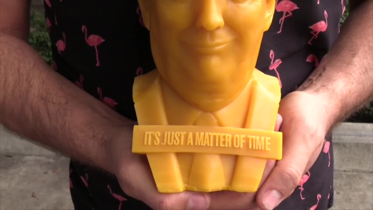 La vela que quema a Trump para fines caritativos