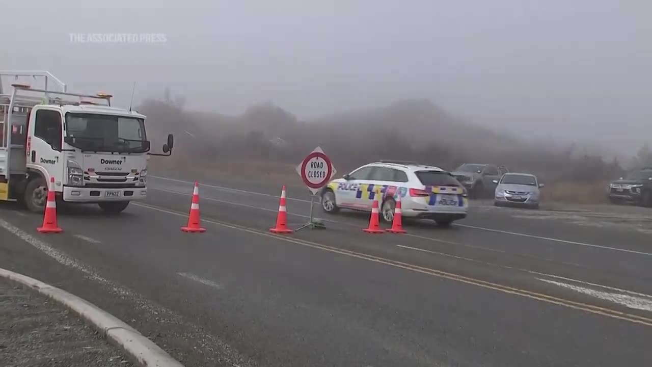 Buses carrying Chinese tourists veer off New Zealand road in 2 crashes at same spot.mp4