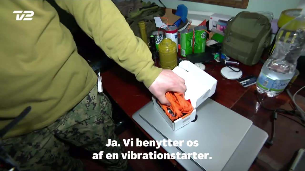 Ukrainan soldier show Danish reporter how their FPV drones are made