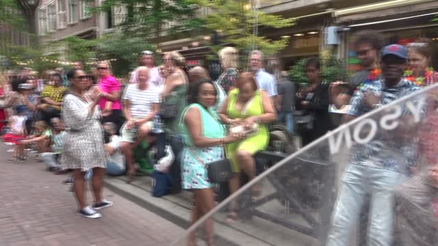 Zomercarnaval Rotterdam 2022 de stoet is de Witte de Wit ingedraaid