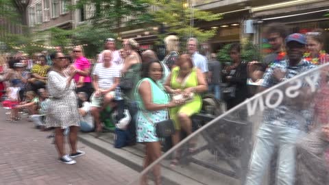 Zomercarnaval Rotterdam 2022 de stoet is de Witte de Wit ingedraaid