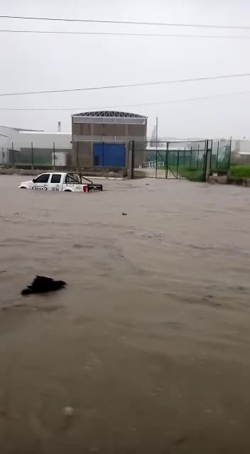 Vehículo atrapado en Mamonal