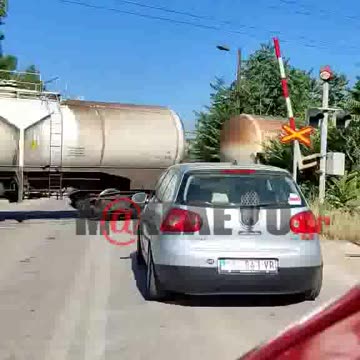 Θεσσαλονίκη: Τρένο περνά από διάβαση με ανεβασμένες μπάρες