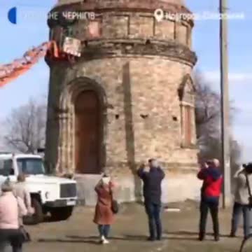 CHÂN DUNG ÔNG TỔ CS LENIN VÀ STALIN BỊ DÂN UKRAINE THÁO KHỎI THÁP NƯỚC Ở NOVGOROD - SIVERSKY